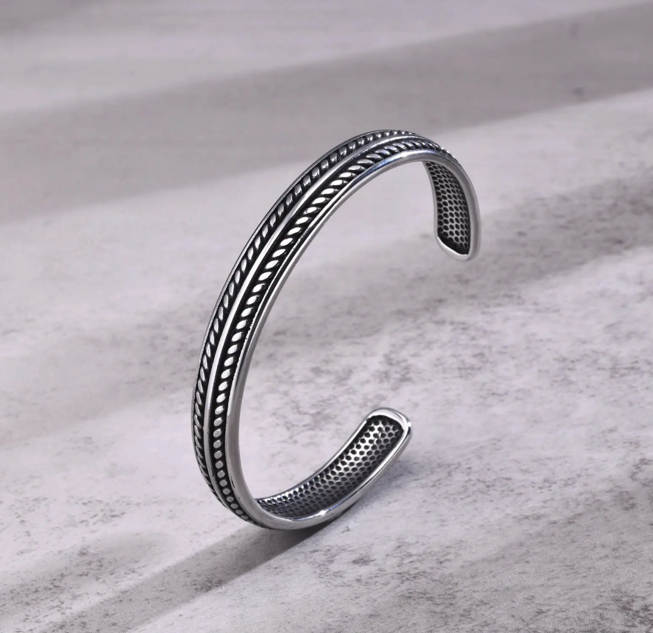 Marsella | Brazalete de acero quirúrgico estilo vintage para hombre