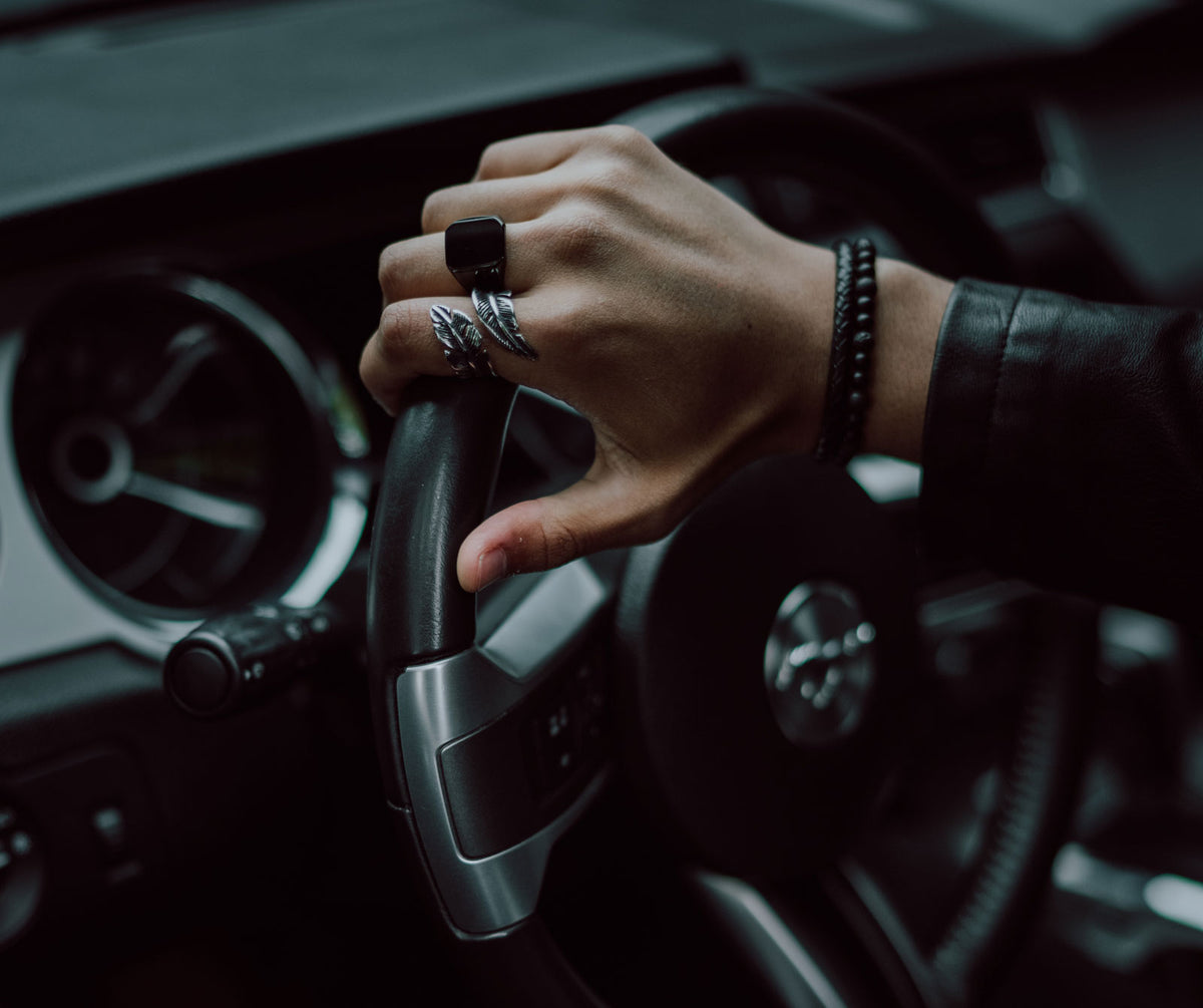 Imagen de mano con anillos