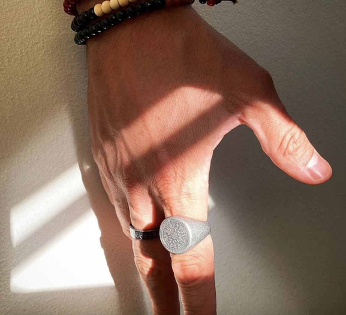 Detalle de la brújula grabada en el anillo de acero MONAK