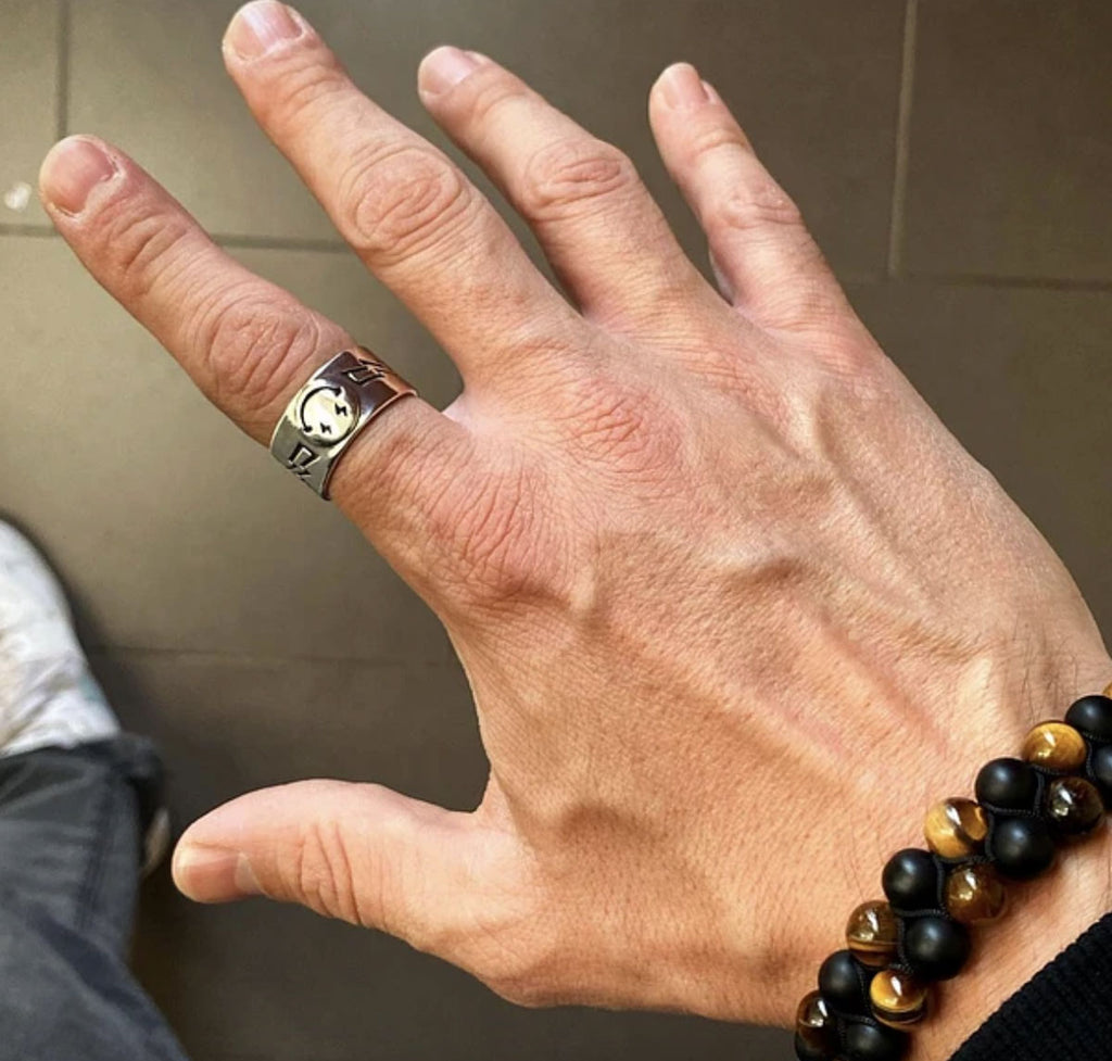 Detalle de la carita feliz grabada en el anillo MONAK