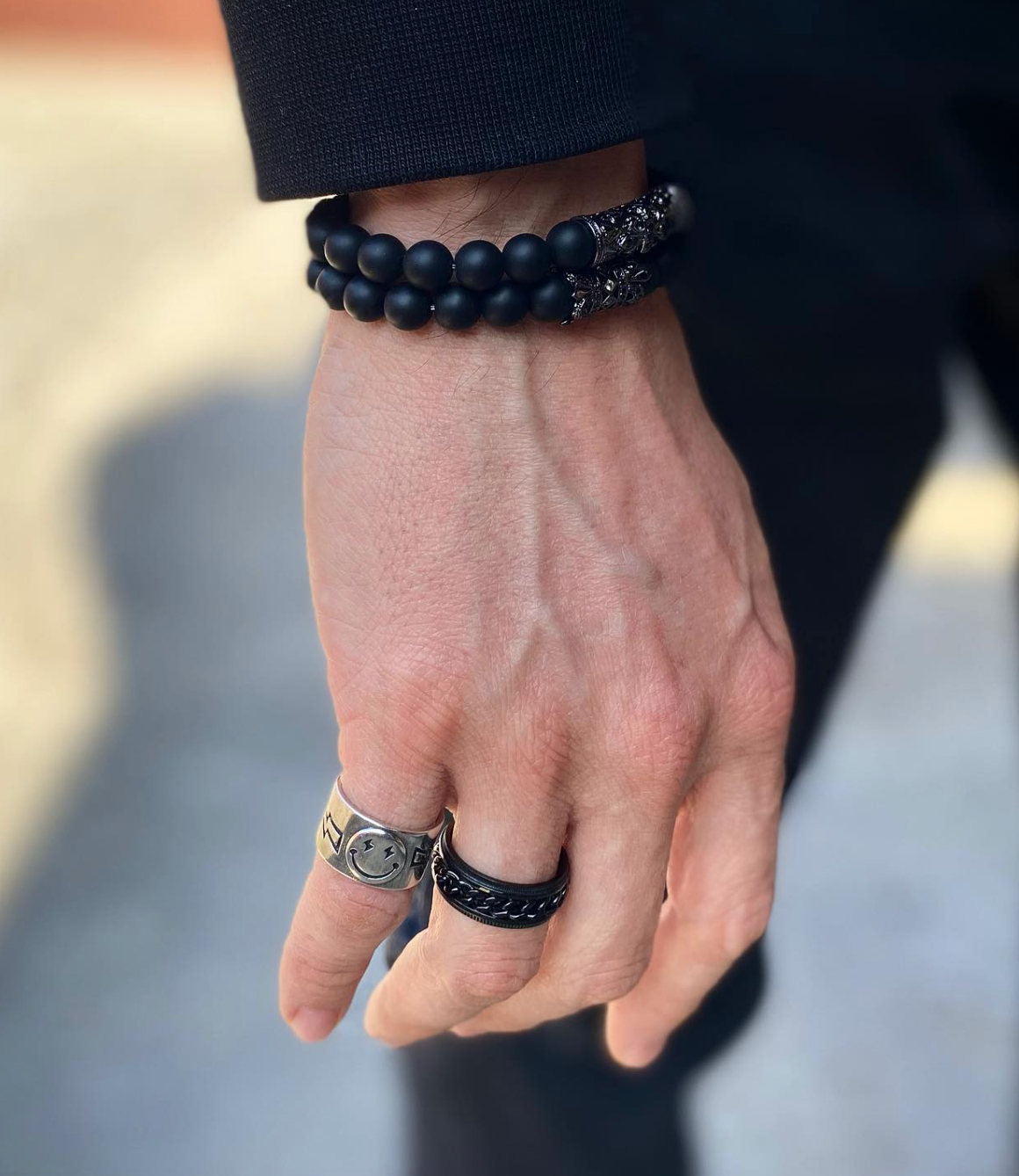 Anillo con carita feliz MONAK en la mano