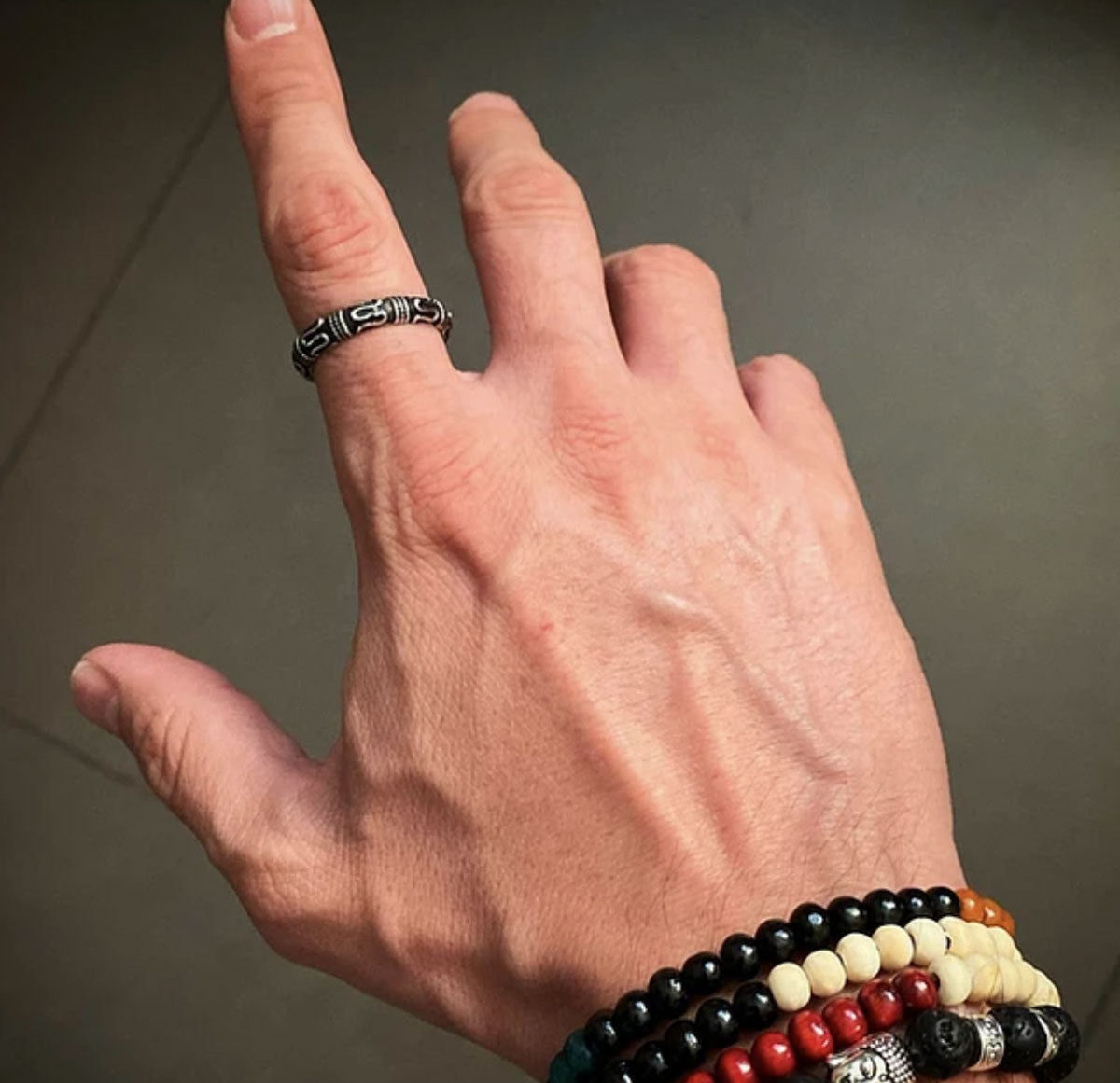 Detalle del grabado persa del anillo de acero MONAK