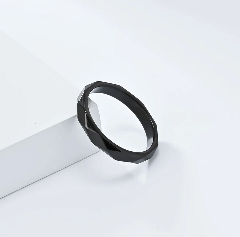 Detalle del anillo negro geométrico de acero MONAK