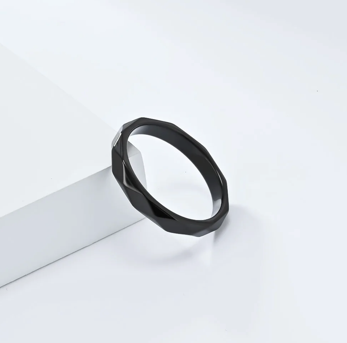 Detalle del anillo negro geométrico de acero MONAK