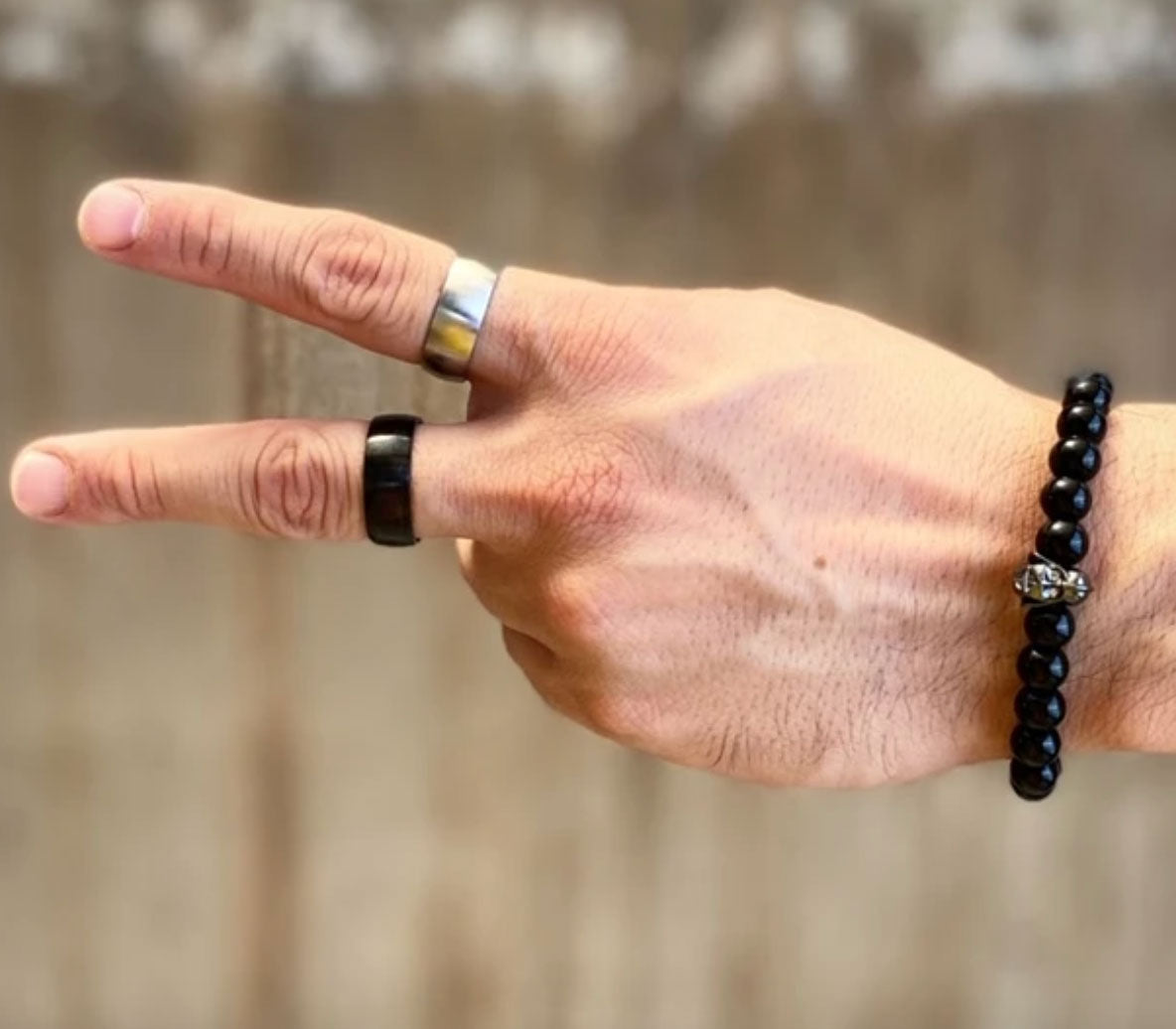 Detalle del anillo Titanium negro mate de acero MONAK