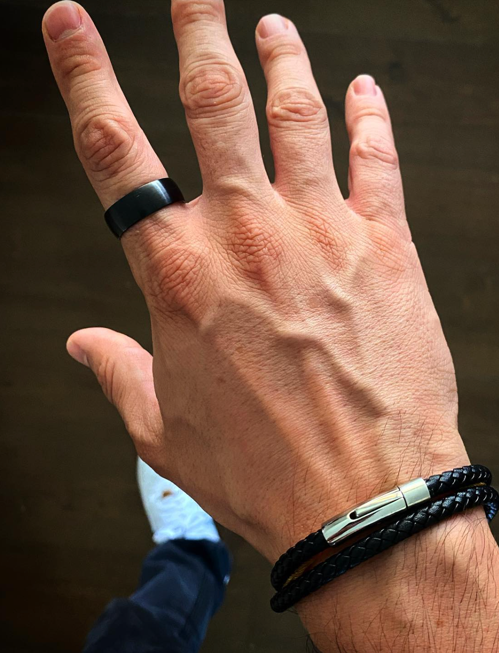 Anillo Titanium negro mate MONAK en la mano