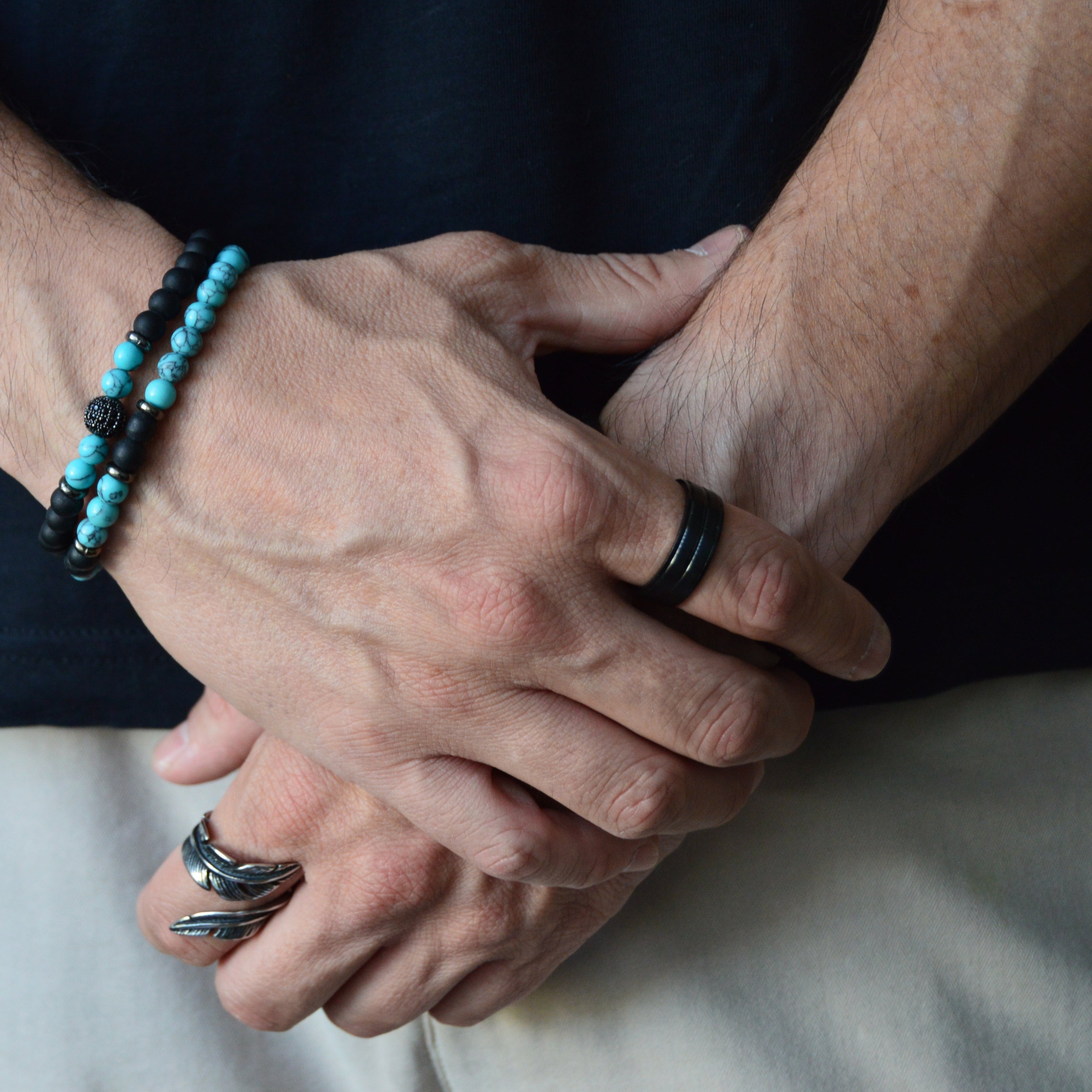 Anillo Night negro MONAK junto a otros accesorios de acero