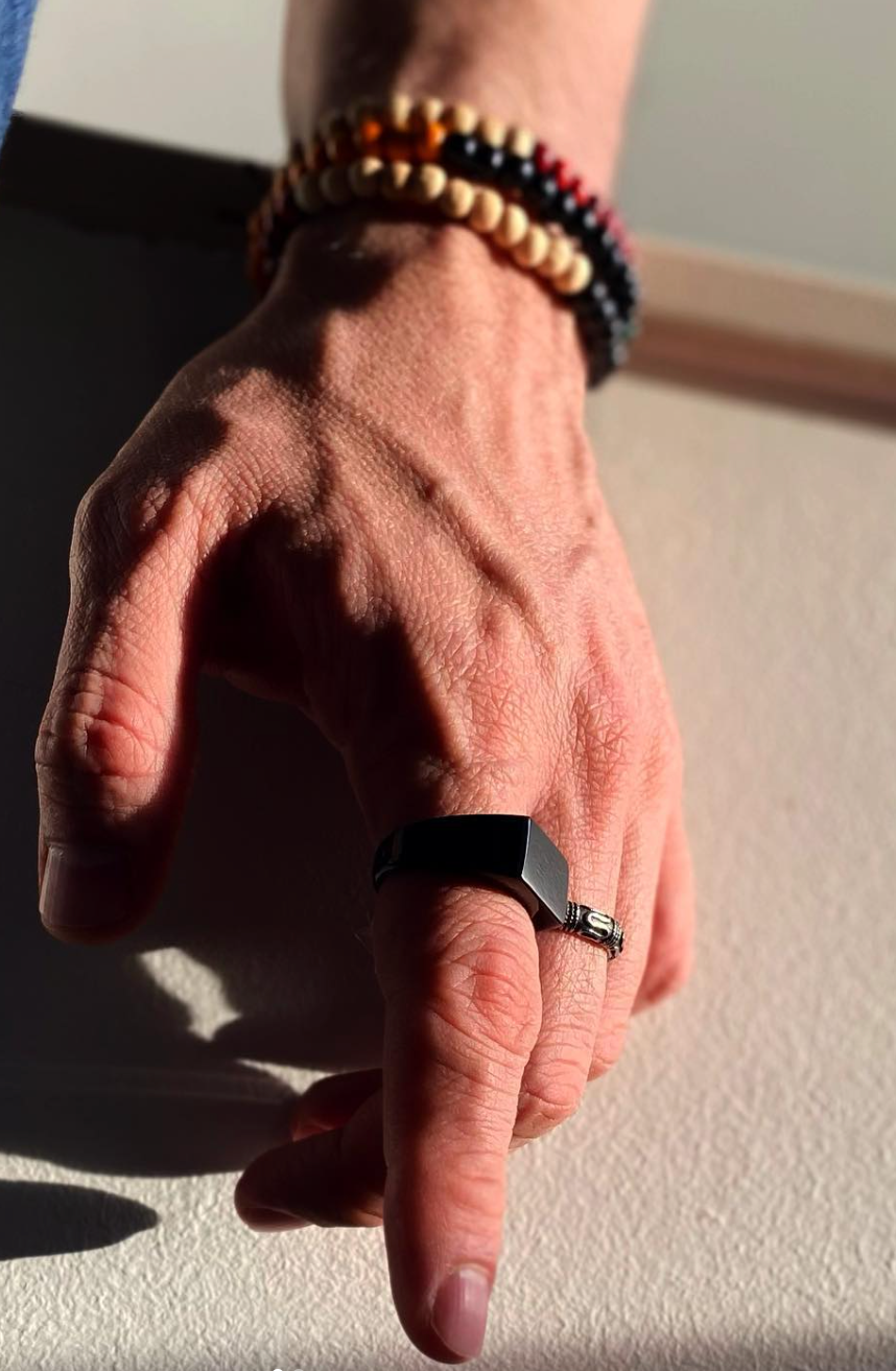 Anillo negro rectangular MONAK combinado con otros anillos