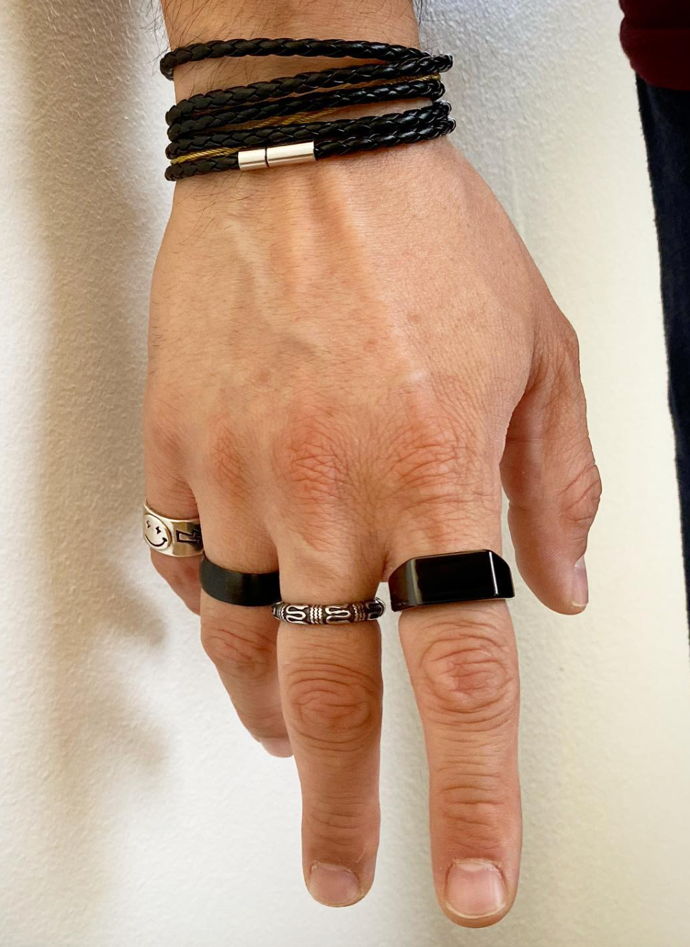 Anillo negro rectangular Simple Square MONAK en la mano