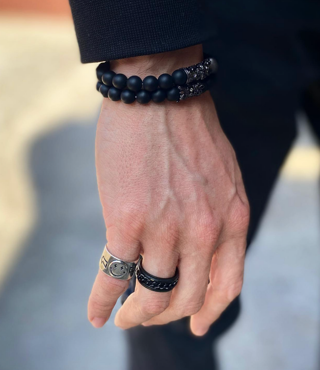 Anillo negro tipo cadena MONAK en la mano