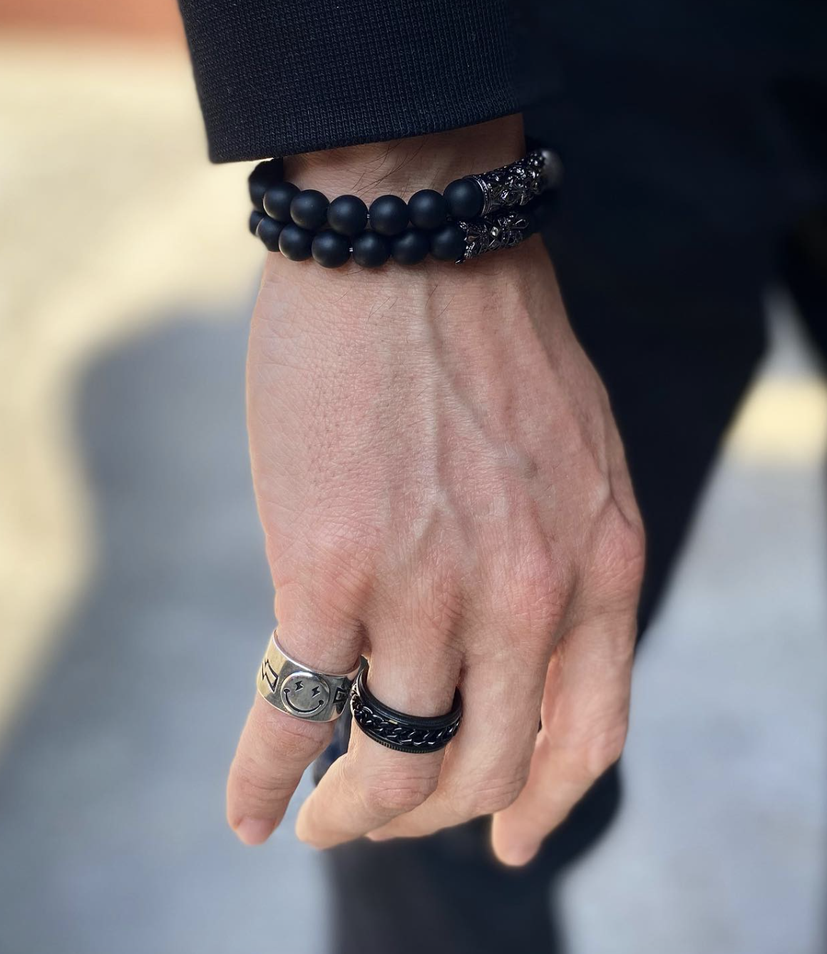 Anillo negro tipo cadena MONAK en la mano