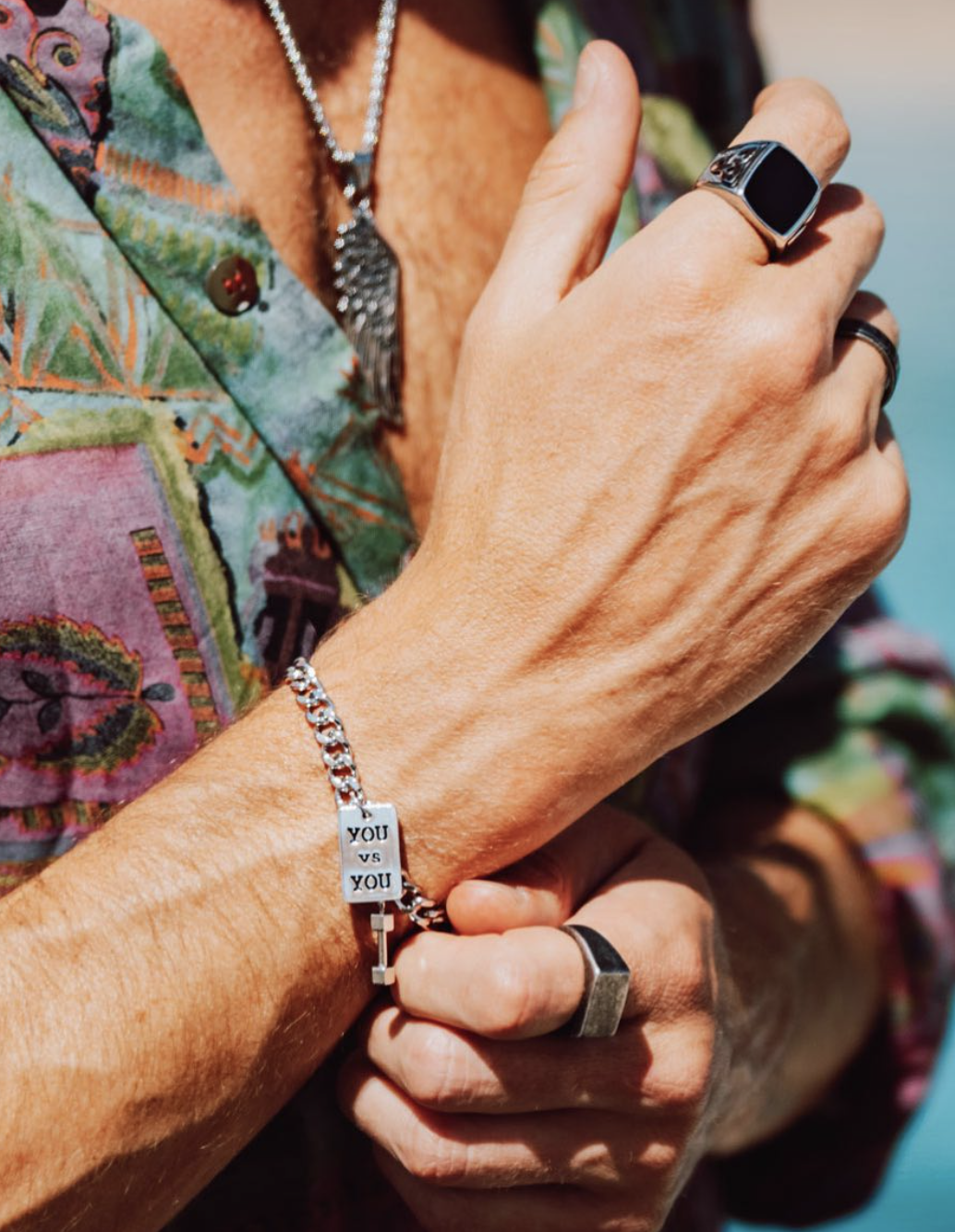 Anillo con piedra negra MONAK en la mano