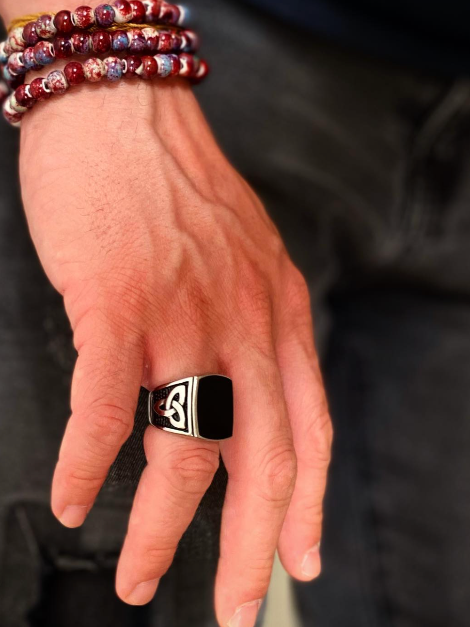 Anillo con piedra negra MONAK, vista lateral