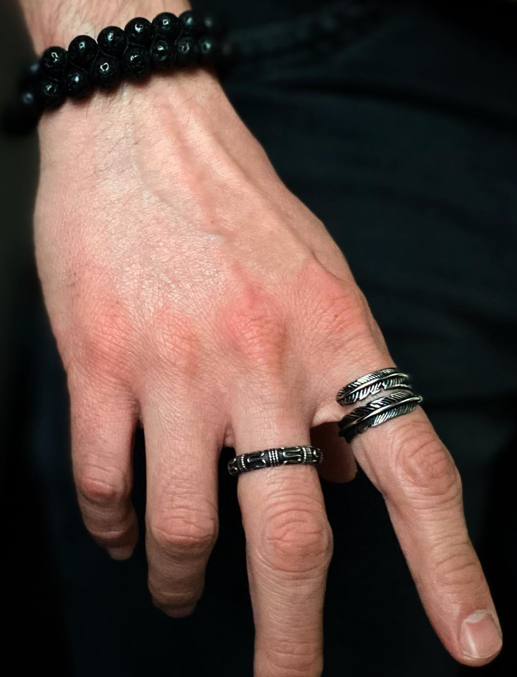 Anillo pluma Falcon MONAK en la mano