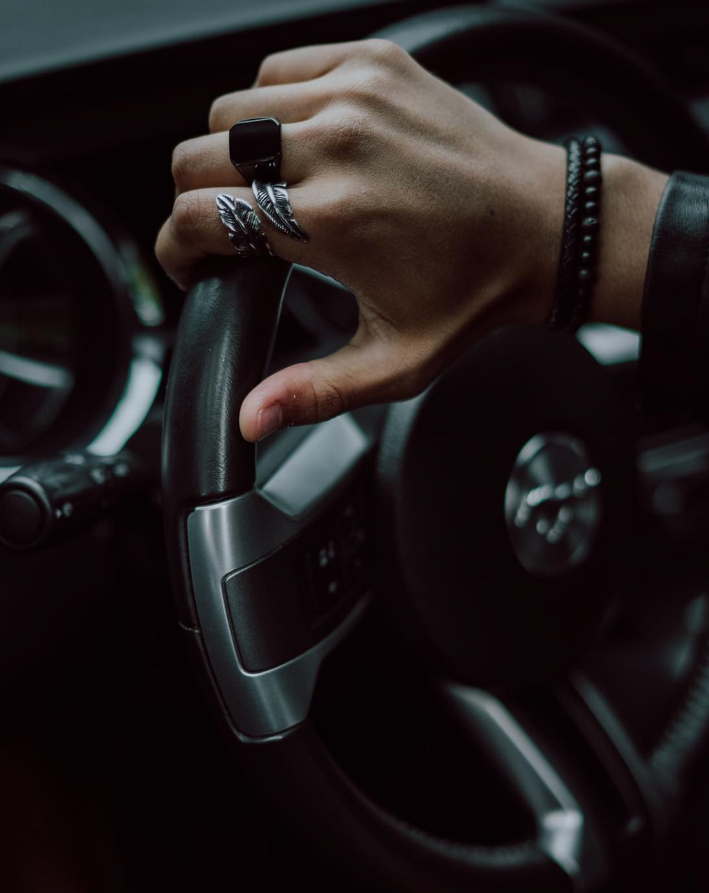 Anillo con diseño de pluma MONAK en la mano
