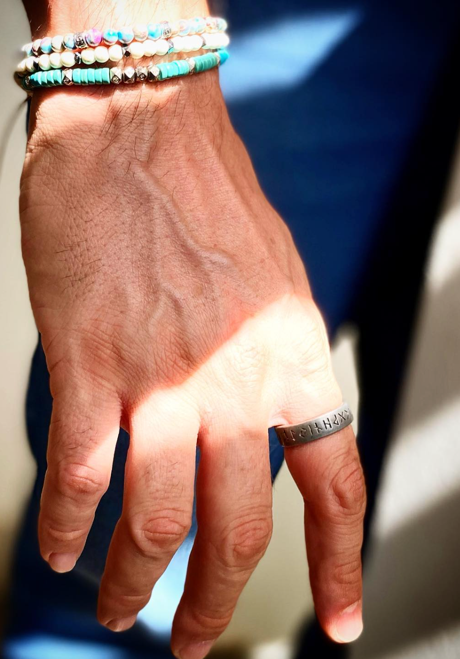 Anillo vikingo con runas MONAK en la mano