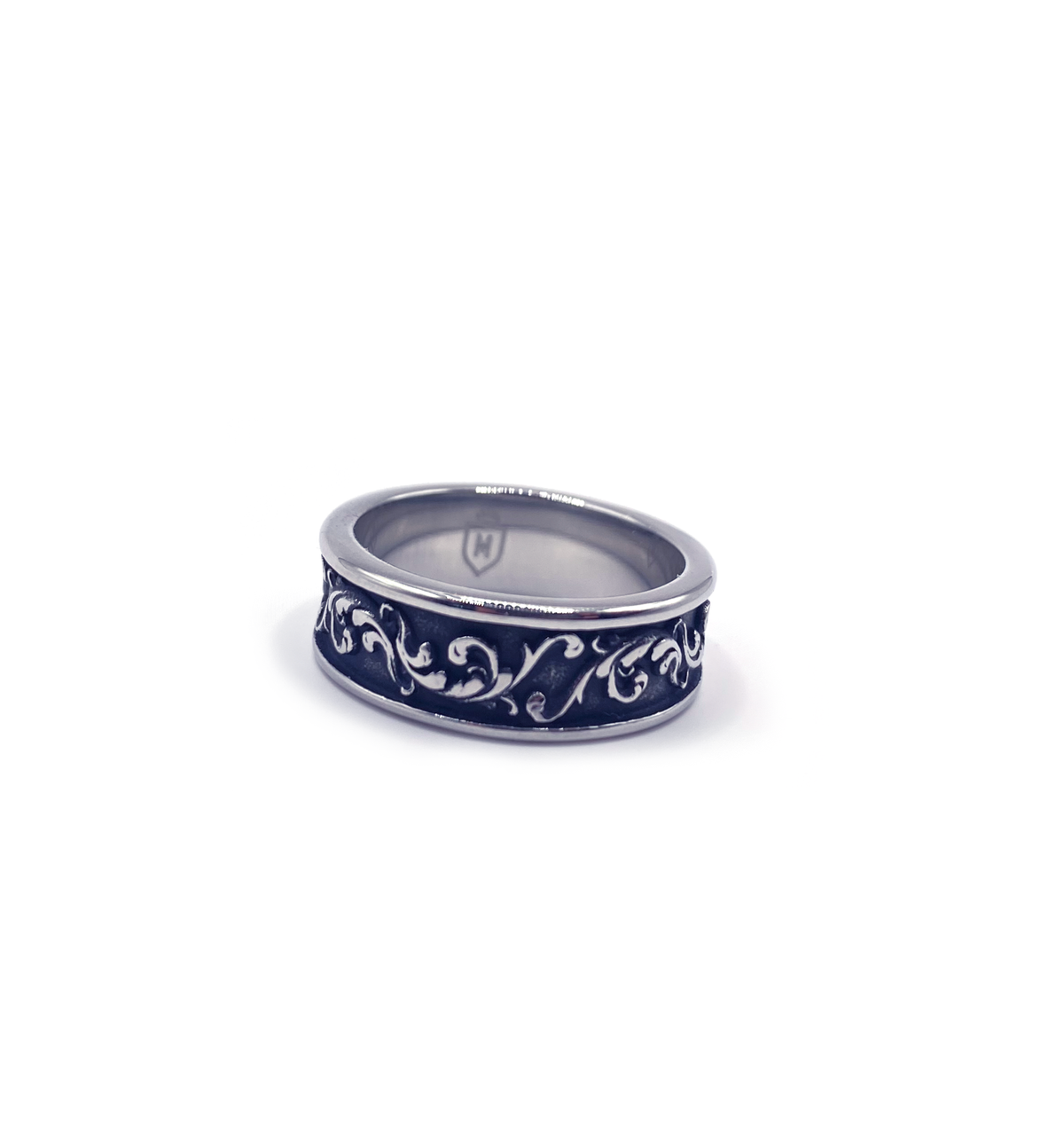 Detalle del anillo vintage Royal de acero MONAK