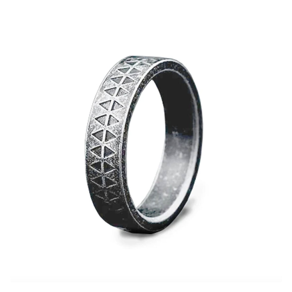 Anillo Vintage Triangles con grabado geométrico de acero MONAK