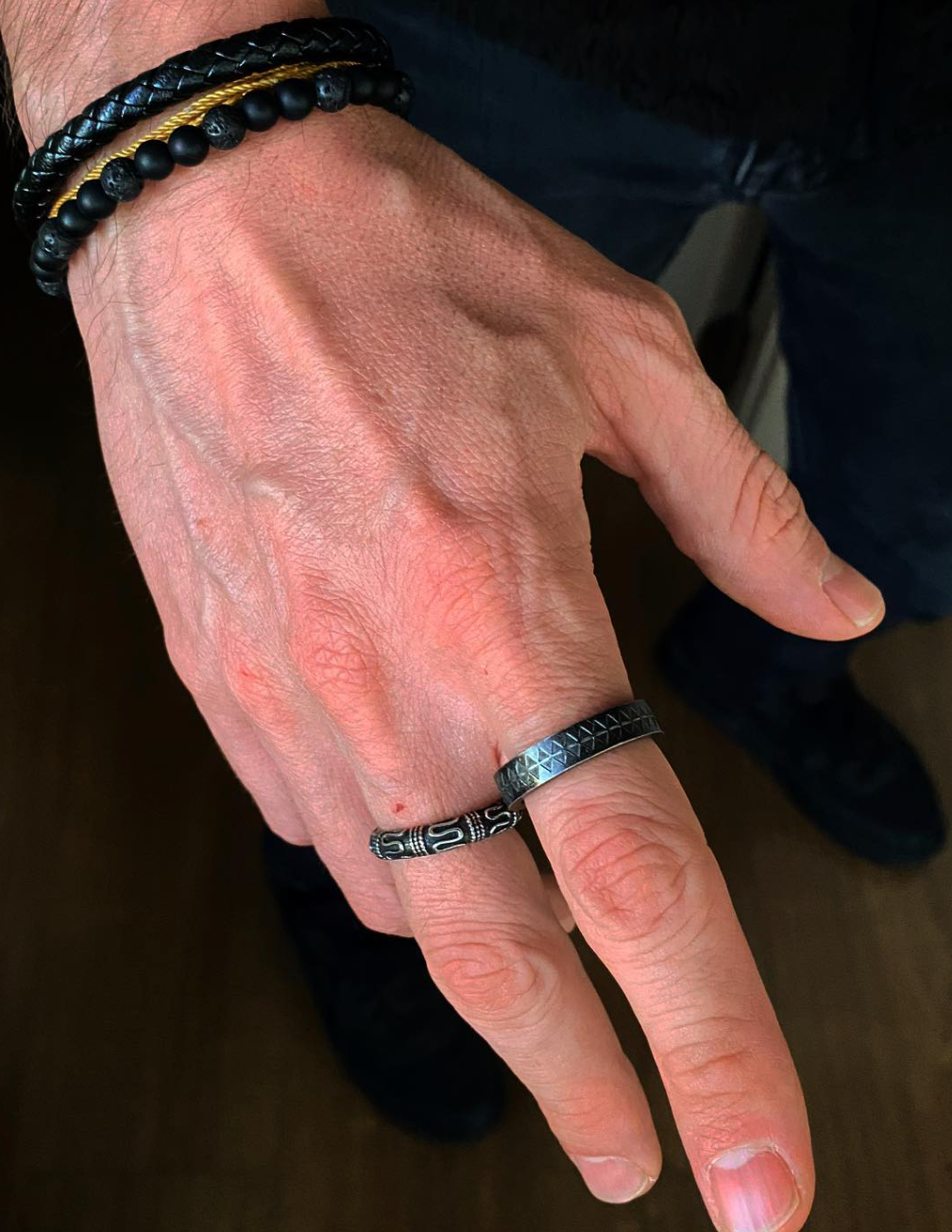 Anillo vintage con triángulos MONAK en la mano