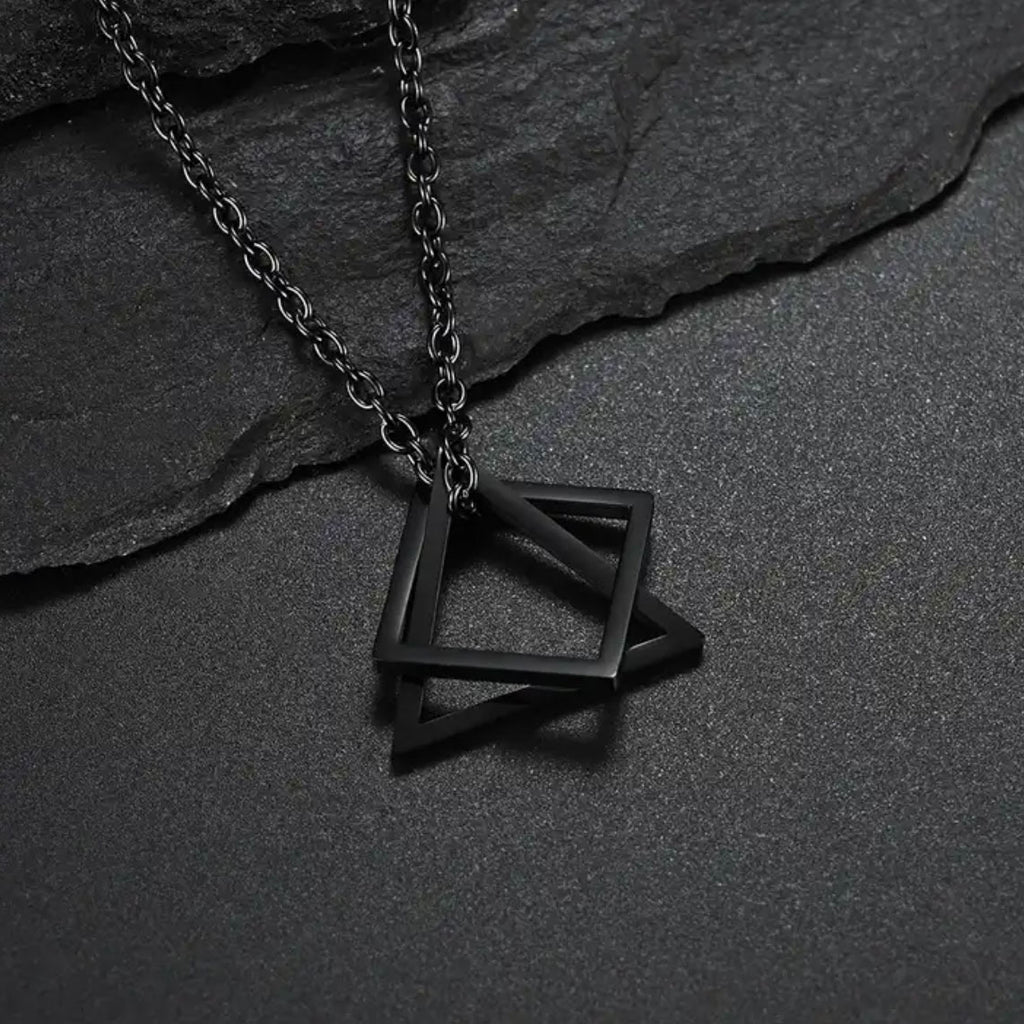 Detalle del collar minimalista geométrico de acero MONAK