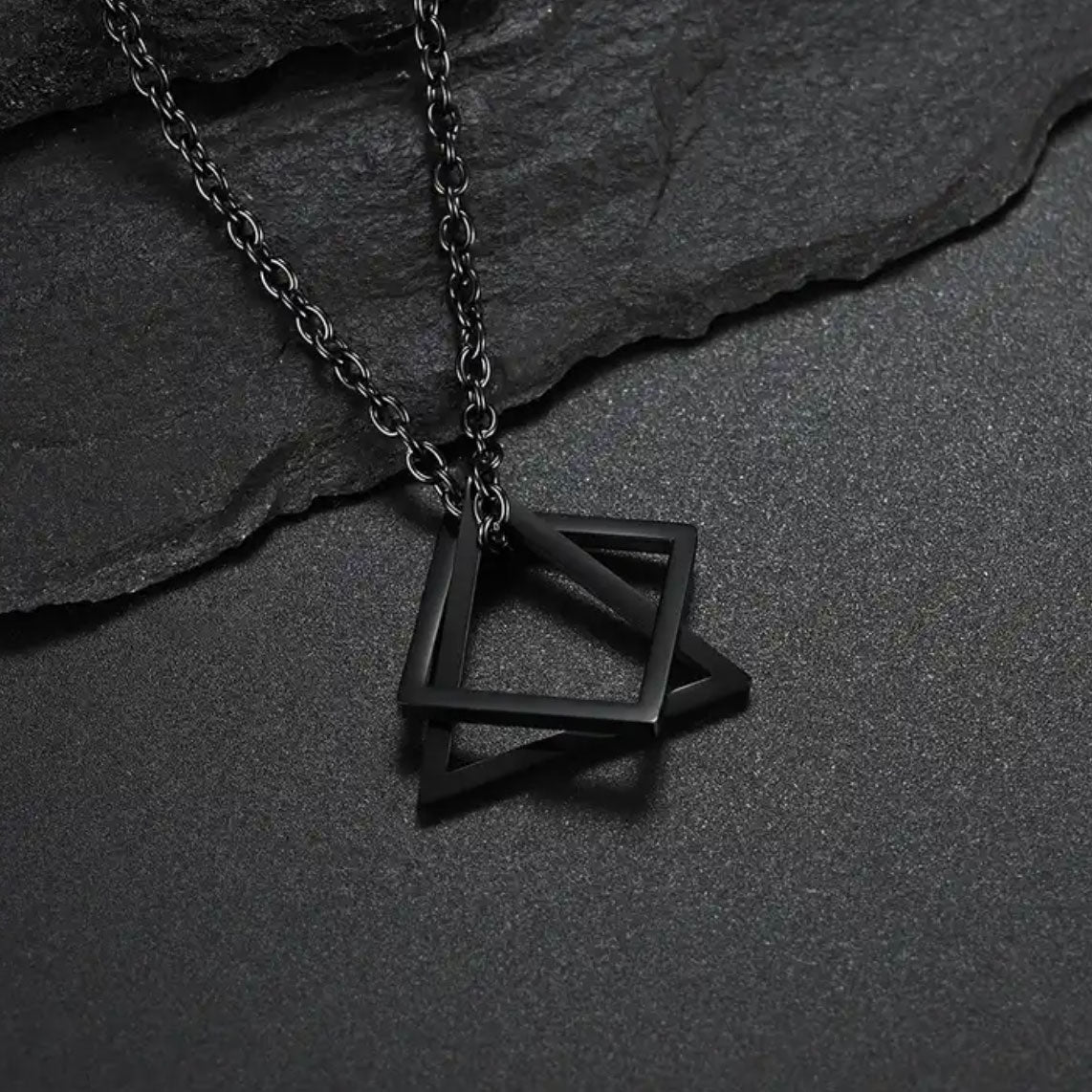 Detalle del collar minimalista geométrico de acero MONAK