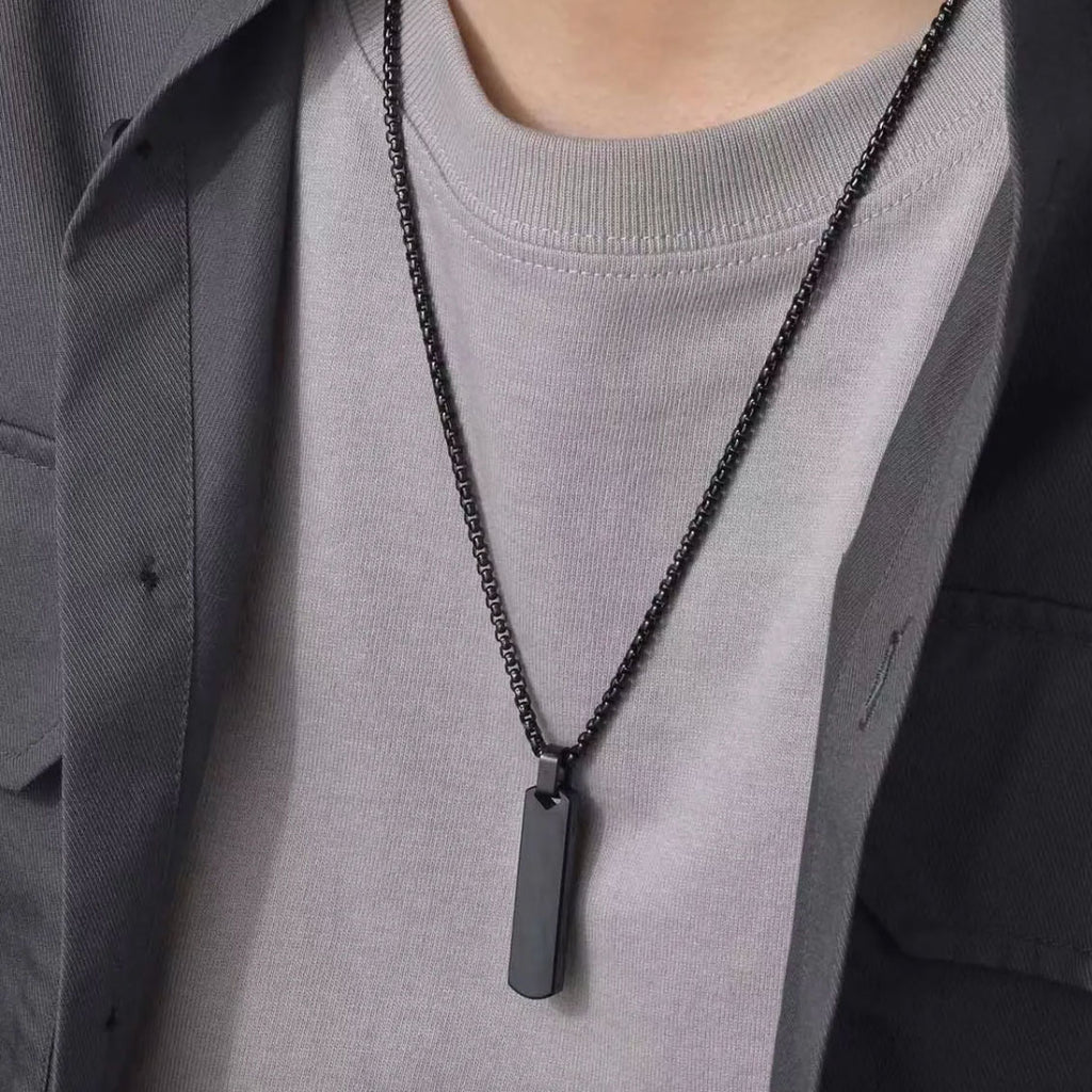 Detalle del dije negro del collar minimalista MONAK