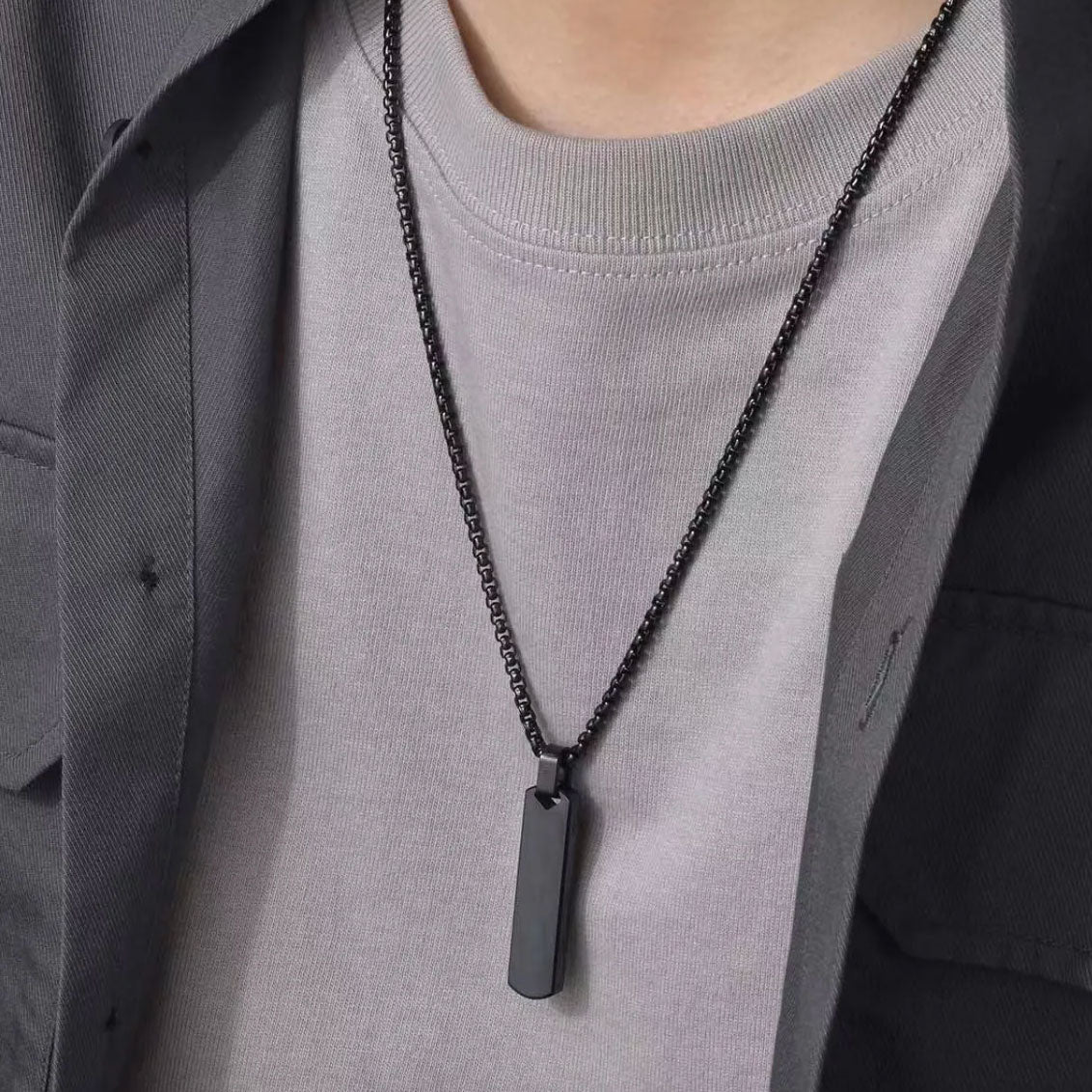 Detalle del dije negro del collar minimalista MONAK