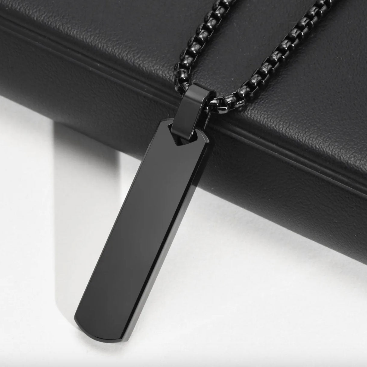 Collar minimalista negro de acero MONAK, vista completa