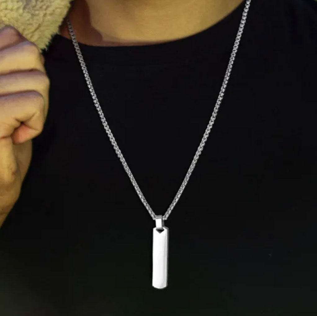 Detalle del dije del collar minimalista plateado MONAK