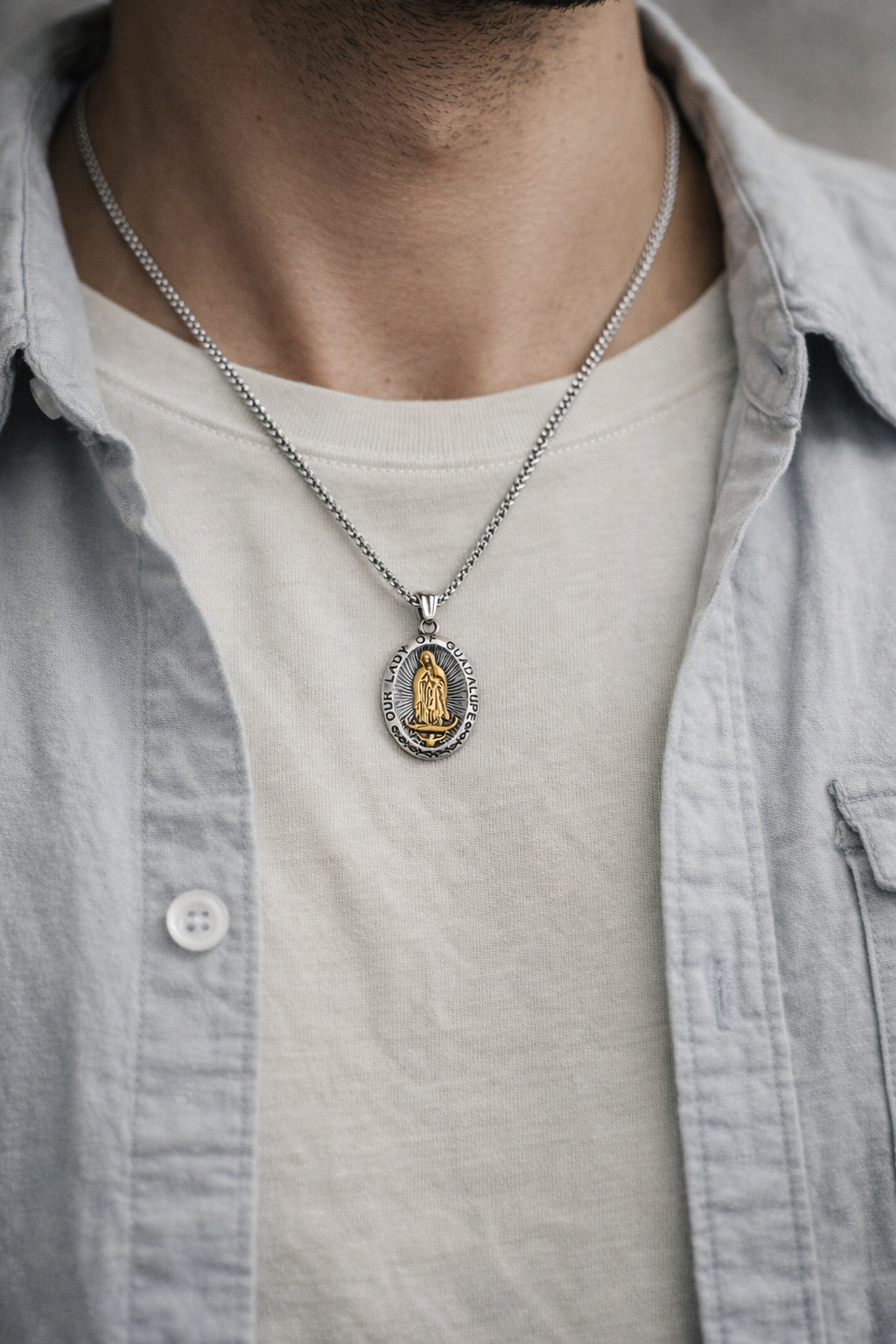 Detalle de la medalla de la Virgen de Guadalupe MONAK