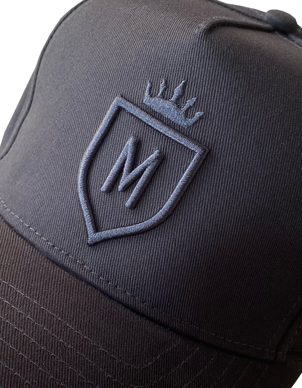 Gorra snapback negra MONAK, vista trasera con ajuste regulable