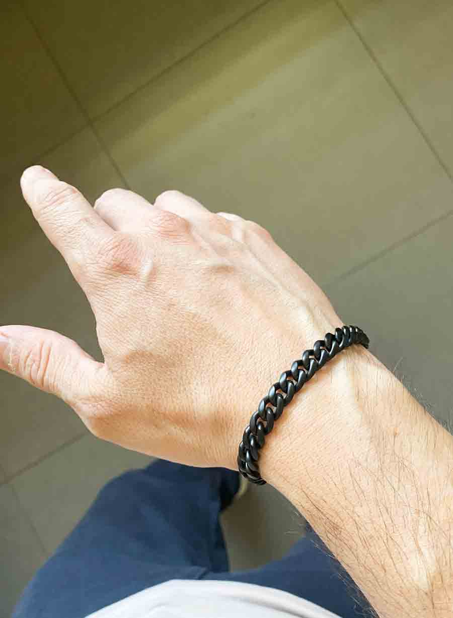 Pulsera cubana negra mate de 8 mm MONAK, vista de detalle