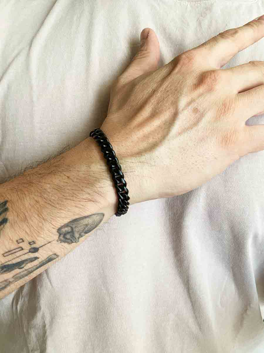 Pulsera cubana negra mate de acero 316L MONAK, vista completa