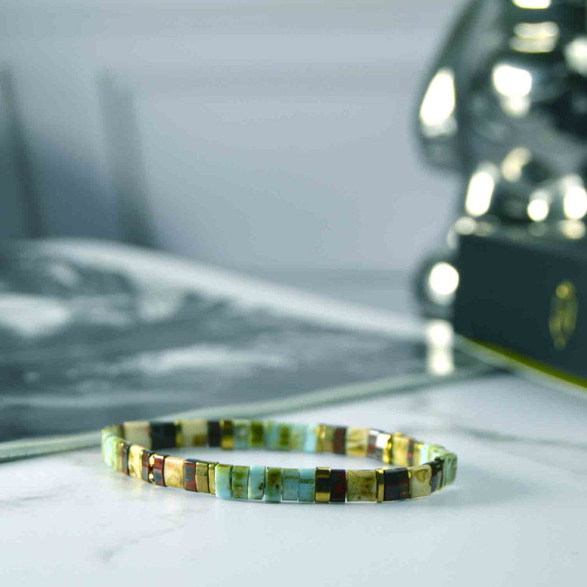Detalle de las cuentas planas de la pulsera Jubilee MONAK