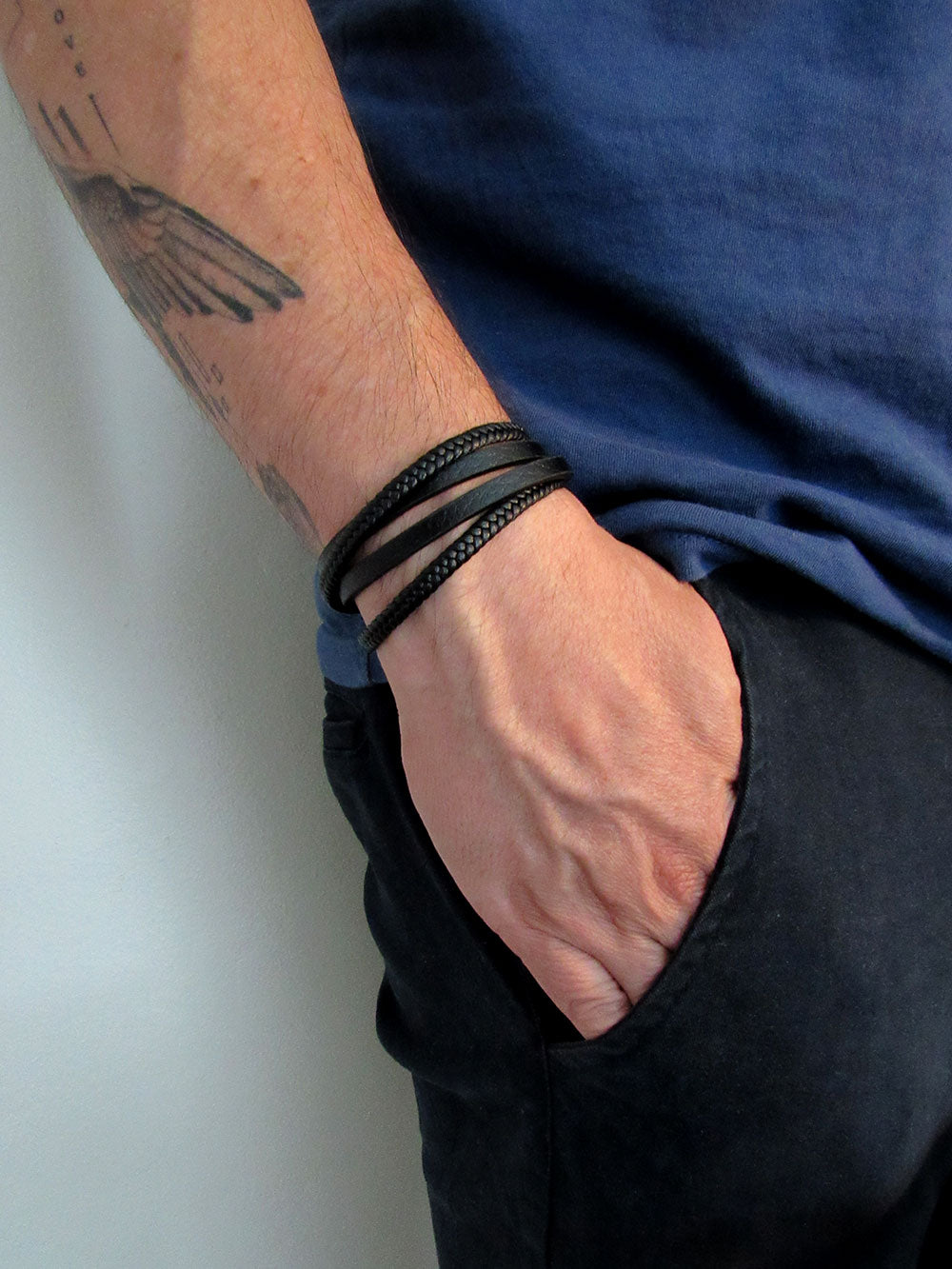 Pulsera de cuero negro Qatar MONAK, vista de detalle