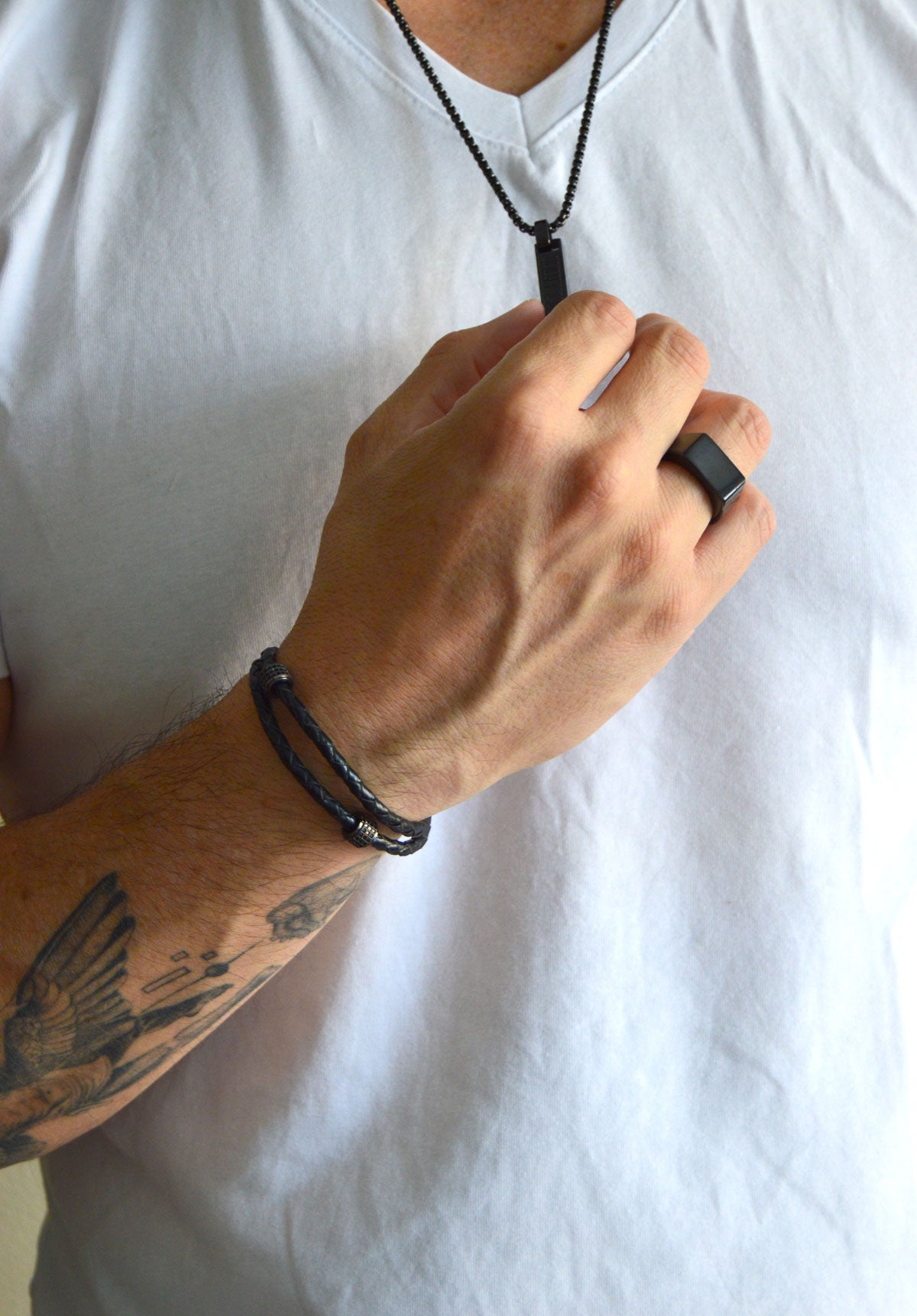 Detalle del cuero trenzado de la pulsera Ibiza MONAK