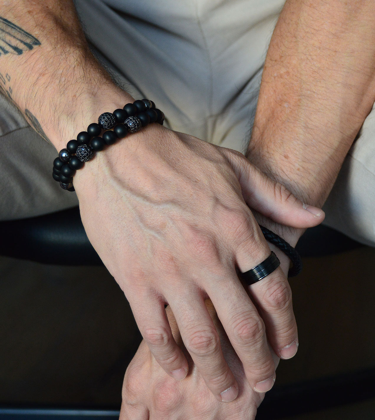 Pulsera de esferas negras MONAK, vista de detalle