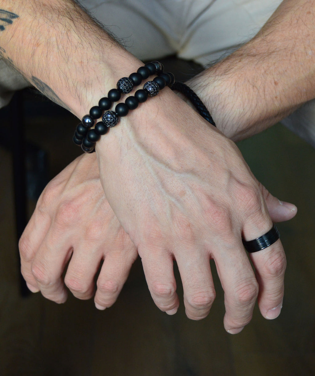 Pulsera de esferas negras mate MONAK, vista completa
