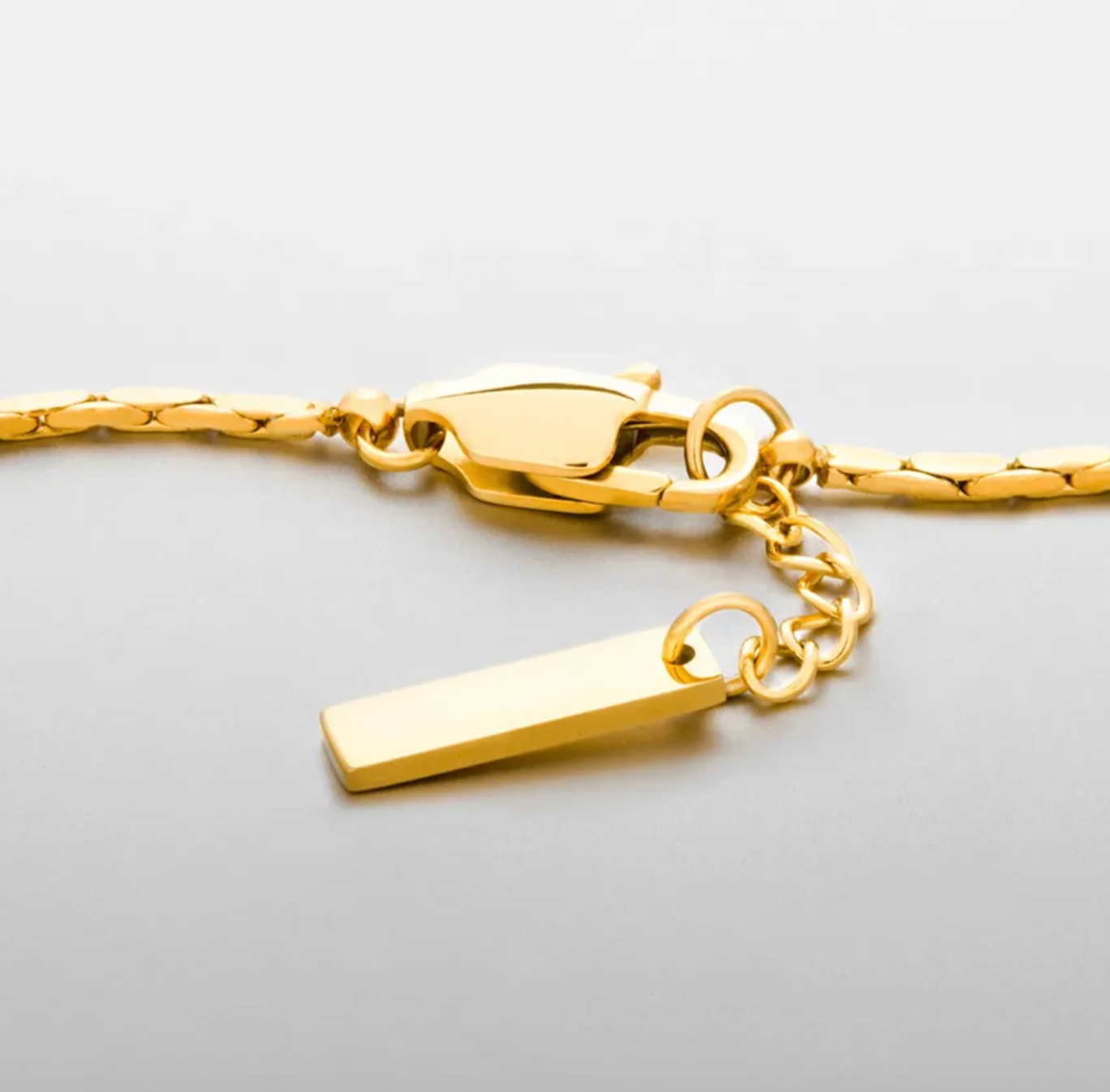 Detalle de la pulsera dorada Verona Golden MONAK