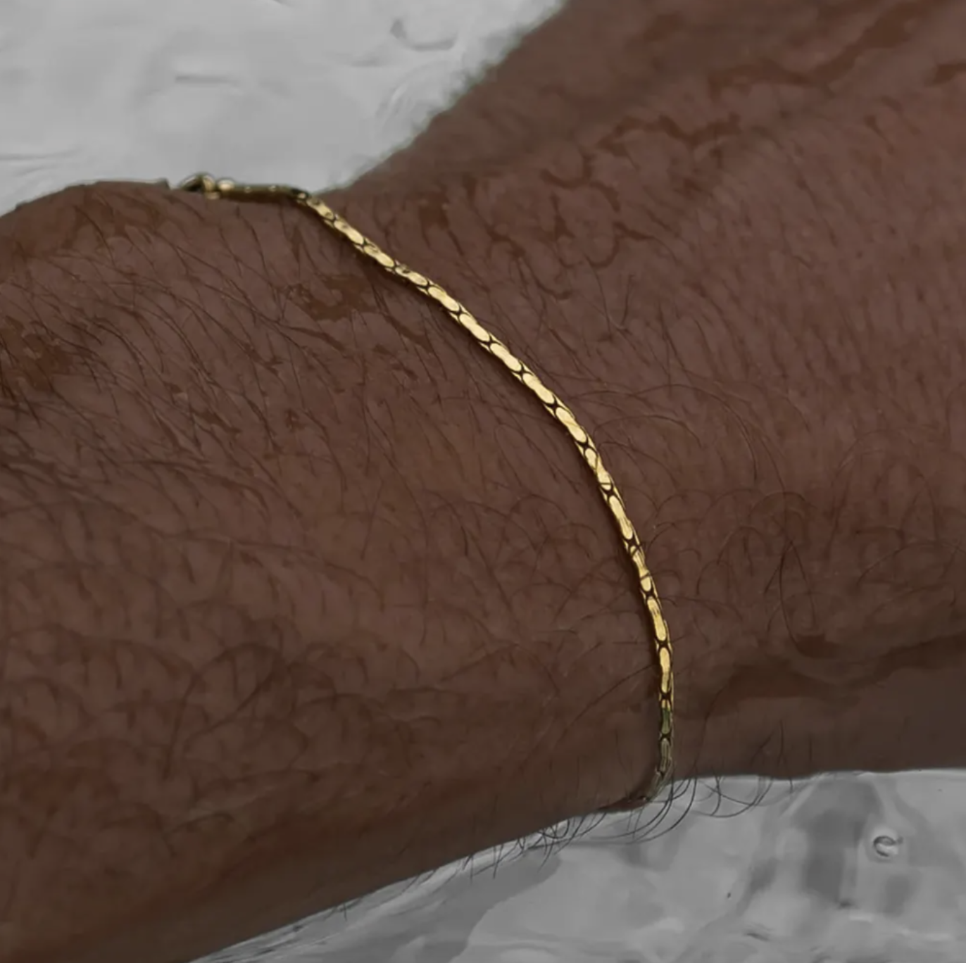 Pulsera dorada Verona Golden de acero MONAK, vista lateral