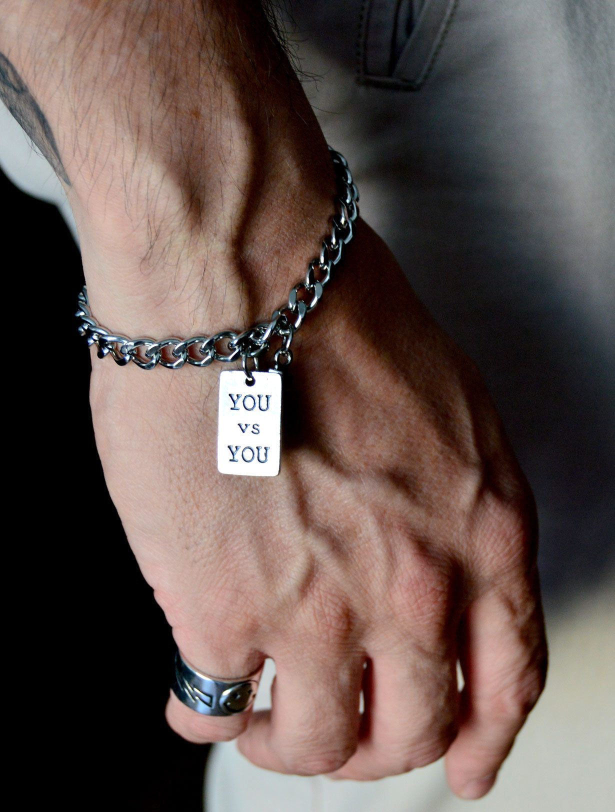 Detalle del dije de la pulsera You vs You MONAK