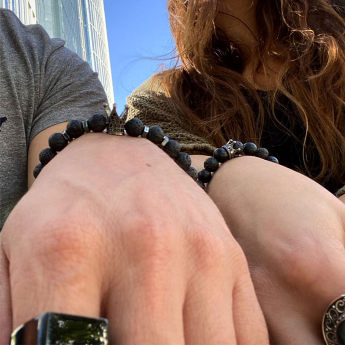 Detalle de las pulseras de pareja Queen & King MONAK